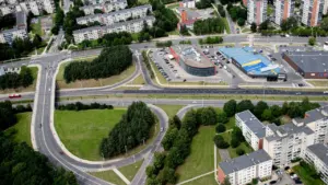 Platus Vilniaus miesto vaizdas iš paukščio skrydžio, fiksuojantis gatvių tinklą ir urbanistinę aplinką.