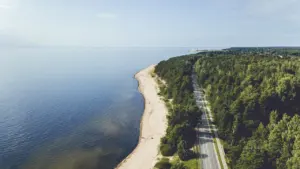 Oro nuotrauka: vaizdingas kelias palei Baltijos jūros pakrantę vasaros metu.