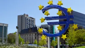 Didelis Euro simbolis Frankfurte prie Europos Centrinio Banko būstinės pastato