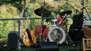 Džiazo muzikos instrumentų ansamblis paruoštas pasirodymui lauko scenoje šventiniame koncerte.