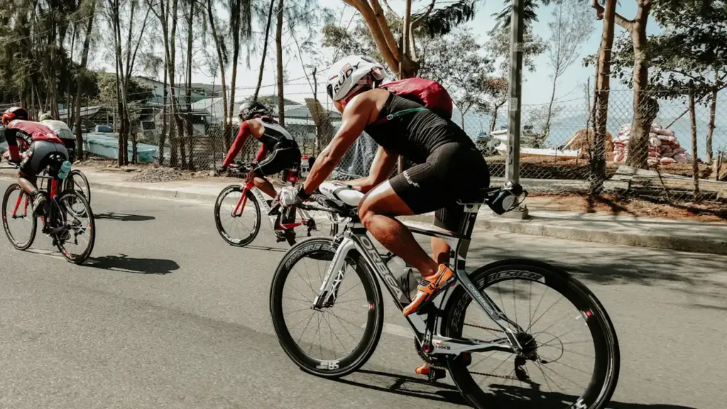 Dviračių sportininkai važiuoja plentu varžybų metu ruošiantis artėjančiam Europos triatlono taurės renginiui Molėtuose.