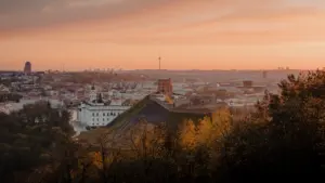 Vilniaus miesto panorama su Gedimino bokštu šiltame saulėlydžio apšvietime vasaros vakaru.