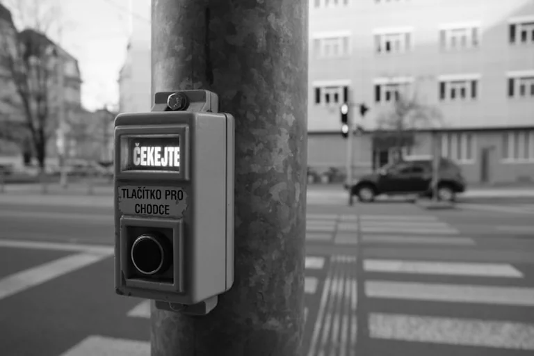 Vilniuje vairuotojai randa netikrus QR kodus ant parkomatų