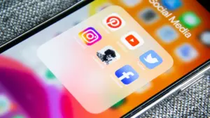 Jaunimas finansų mokosi „TikTok“: kaip atskirti patarimus nuo pinklių