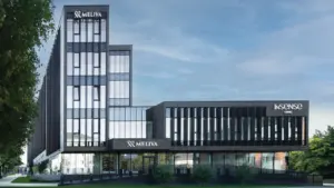 Modernaus tamsaus stiklo ir metalo verslo centras su „Meliva“ ir „Insense“ logotipais ant fasado.