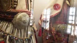 Tradicinis kostiumas su sidabrinėmis detalėmis, saugomas muziejaus vitrinoje po stiklu